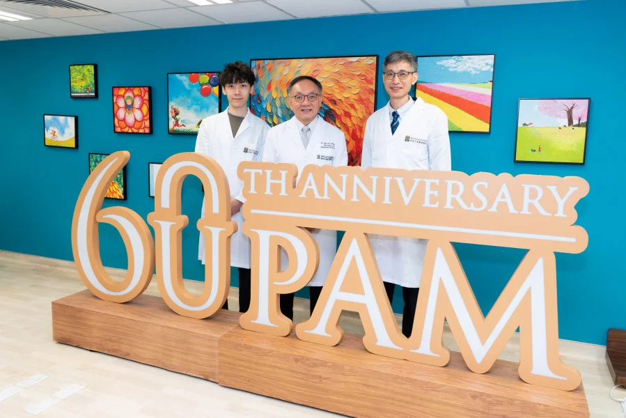 Professor Alan Chiang Kwok Shing (centre) and Professor Yang Wanling (right) from HKUMed lead the research team in discovering a significant association between specific Epstein-Barr virus variants and nasopharyngeal cancer in Southern China.  