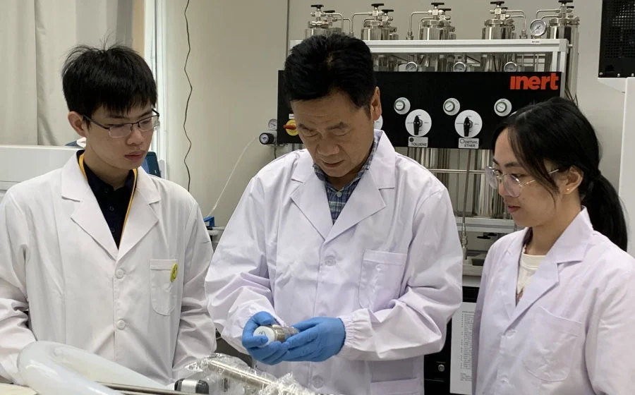 Professor GUO discussing research progress and findings with his team.  