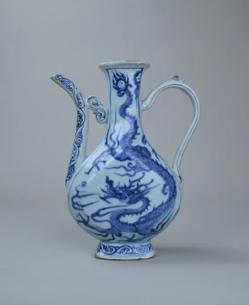 Dragon Ewer  Yuan dynasty, 14th century,  Jingdezhen Porcelain with underglaze-blue decoration H. 23 cm