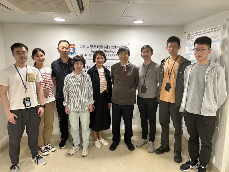 A research team from HKUMed uncovered a novel mechanism for the high transmissibility of SARS-CoV-2 Omicron variant. The research team members include: (from left) Yu Yifei, Huang Jingjing, Dr Li Cun, Wan Zhixin, Dr Zhou Jie, Professor Yuen Kwok-yung, Dr Chiu Man-chun, Zhu Xiaoxin and Zhang Shuxin.  