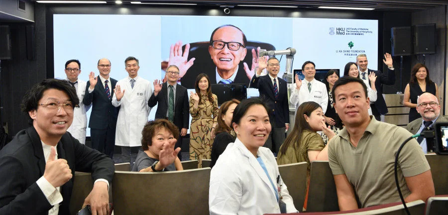 Mr Li Ka Shing takes group pictures with the HKUMed research team, guests and media friends.  