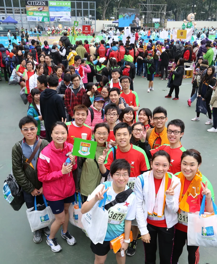 Hundreds of HKU Marathon Team members and friends queuing up to say thanks to Vice-Chancellor Lap-Chee Tsui
