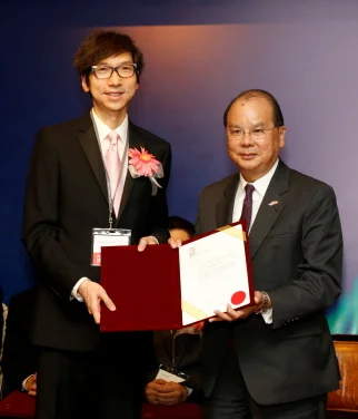 HKU distinguished scholar receives 
Croucher Senior Medical Research Fellowship Award