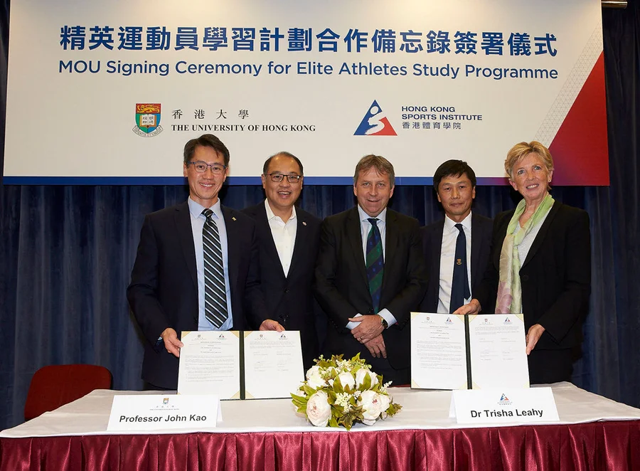Witnessing by Mr Yeung Tak-keung JP, Commissioner for Sports (2nd right), Professor Peter Mathieson, President and Vice-Chancellor of the University of Hong Kong (Middle), and Dr Lam Tai-fai SBS JP, Chairman of the Hong Kong Sports Institute (HKSI) (2nd left), Professor John Kao, Vice-President and Pro-Vice-Chancellor (Global) of the HKU (1st left), and Dr Trisha Leahy BBS (1st right), Chief Executive of the HKSI, signed the MOU for Elite Athletes Study Programme.