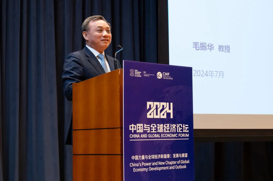 Professor Zhenhua MAO, Professor of Practice of HKU Business School and Co-chair of CMF, presents the ICE China Economy Report.