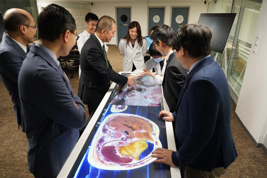 Techmezz at Yu Chun Keung Medical Library is equipped with cutting-edge augmented reality (AR) facilities, such as Anatomage, a fully segmented real human 3D dissection platform for the exploration and learning of human anatomy in innovative ways.  