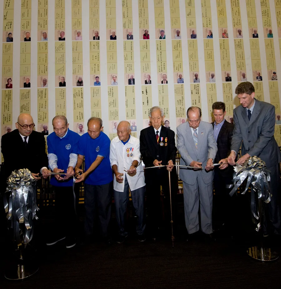 Collector of the Mountains Ablaze Collection Mr. Shu Kong Soong, HKU Associate Dean of the Faculty of Arts Professor John Mark Carroll, UMAG Director Dr. Florian Knothe with Group of Veterans.