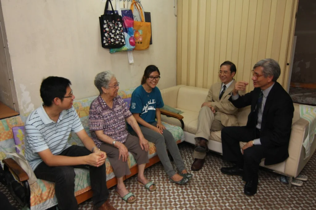 HKU Volunteer team celebrates the Moon Festival with Senior Citizens
