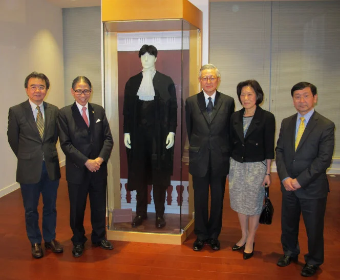 The Hon Andrew Li unveiling the display of court dress at the opening of the permanent exhibition “De Lege Lata” on 
Hong Kong Legal System and the Legal Profession