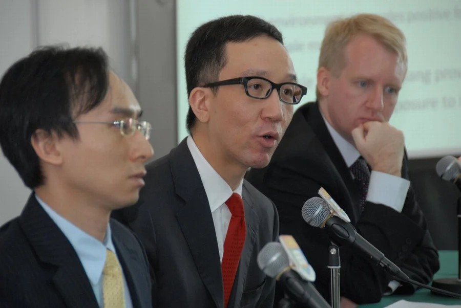 The latest study by Public Health Research Centre of Li Ka Shing Faculty of Medicine, HKU estimates that the closure of live poultry market can reduce the risk of H7N9 human infection by 97% to 99%.  If H7N9 virus strikes back again in winter, this could be an effective control measure. From the left: Dr Joseph T Wu, Associate Professor, Professor Gabriel M Leung, Chair Professor, and Dr Benjamin J Cowling, Associate Professor of School of Public Health and Public Health Research Centre, Li Ka Shing Faculty of Medicine, The University of Hong Kong