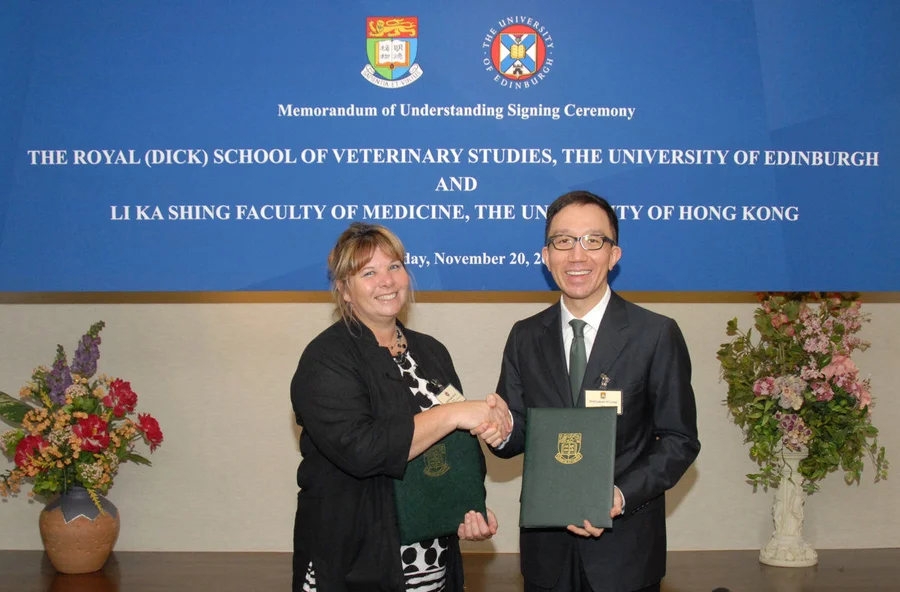Li Ka Shing Faculty of Medicine, The University of Hong Kong and The Royal (Dick) School of Veterinary Studies, The University of Edinburgh sign a memorandum today (November 20, 2013) to launch a one-year student attachment programme which enables Bachelor of Biomedical Sciences (BBiomedSc) students of HKU to take the course of the Bachelor of Veterinary Medicine & Surgery (BVM&S) degree of The University of Edinburgh on an elective mode. From the right: Professor Gabriel M Leung, Dean of Li Ka Shing Faculty of Medicine, The University of Hong Kong and Professor Natalie Waran, Director of Jeanne Marchig International Centre for Animal Welfare Education, The Royal (Dick) School of Veterinary Studies