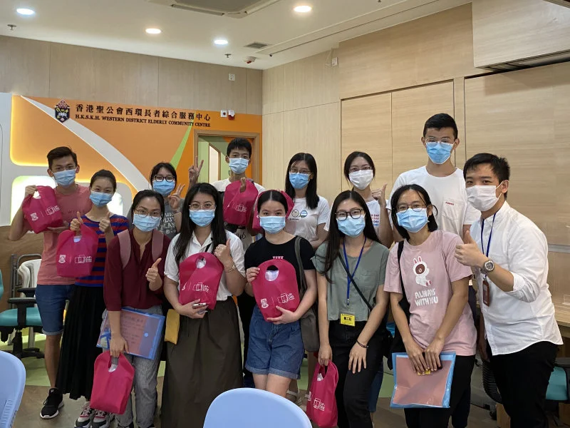 HKU Student volunteers visit elderly center  