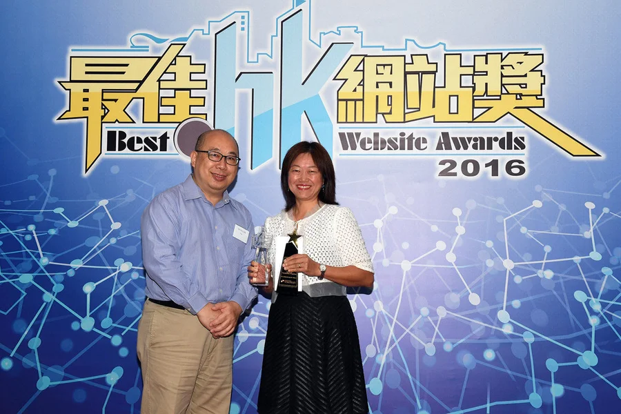 Ms Katherine Ma, HKU Director of Communications, receiving the “Gold Award” and the 