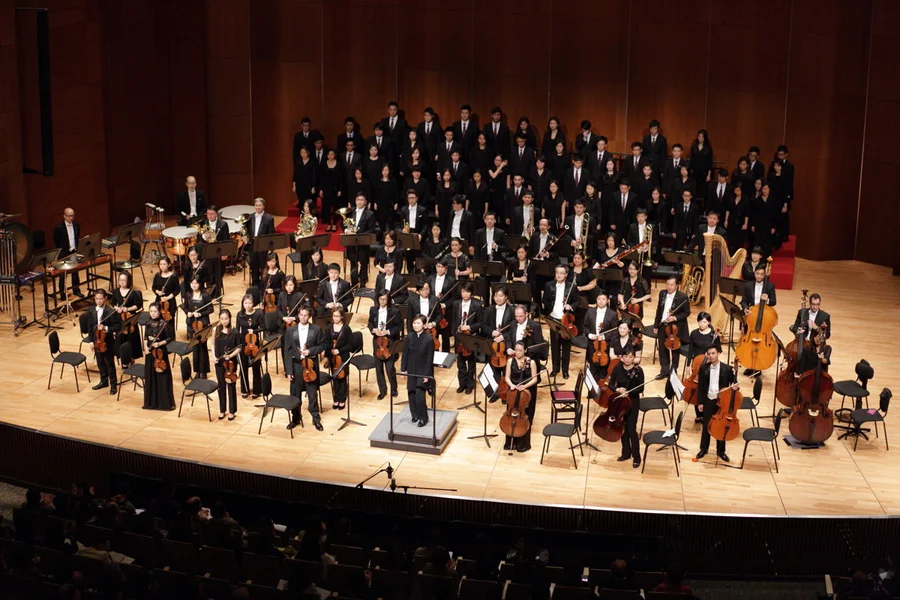 The University Anthem performed by the Hong Kong Sinfonietta, the Diocesan Choral Society and HKU Students' Union Choir and conducted by our University Artist Yip Wing-sie