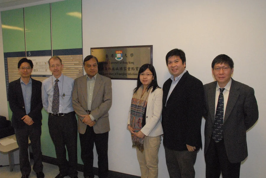 The research team of School of Public Health and Department of Pathology, The University of Hong Kong Li Ka Shing Faculty of Medicine (from the left):  Dr Leo Poon Lit-man, Associate Professor; Professor John Nicholls, Clinical Professor; Professor Malik Peiris, Chair Professor of Virology; Dr Renee Chan Wan-yi, Honorary Assistant Professor, Dr Michael Chan Chi-wai, Assistant Professor and Professor Guanyi, Professor.