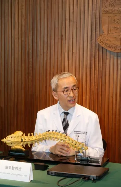 HKU successfully performs the first non-fusion scoliosis surgery 
by vertebral body tethering in Hong Kong
