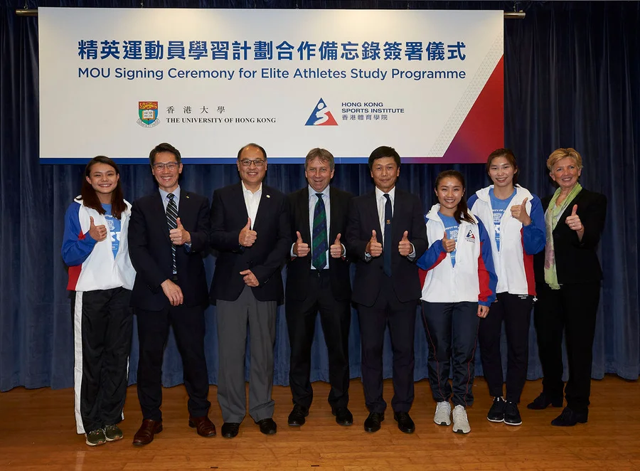 Mr Yeung Tak-keung JP, Professor Peter Mathieson, President and Vice-Chancellor of the University of Hong Kong (4th left), Commissioner for Sports (4th right), Dr Lam Tai-fai SBS JP, Professor John Kao, Vice-President and Pro-Vice-Chancellor (Global) of HKU (2nd left), Chairman of the Hong Kong Sports Institute (HKSI) (3rd left) and Dr Trisha Leahy BBS, Chief Executive of the HKSI (1st right) took a group photo with the elite athletes to drive the launch of the cooperation.