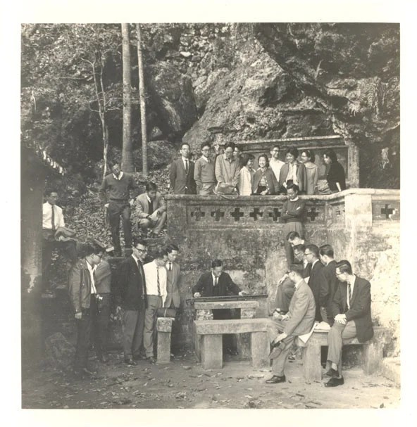 Professor Jao Tsung-I played Guqin with students during an outing in 1960