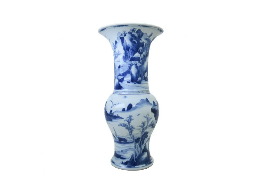 Vase Qing dynasty, Kangxi period (1662–1722) Jingdezhen, China Porcelain with underglaze blue H. 46.1 cm, D. 19.1 cm HKU.C.1954.0123
