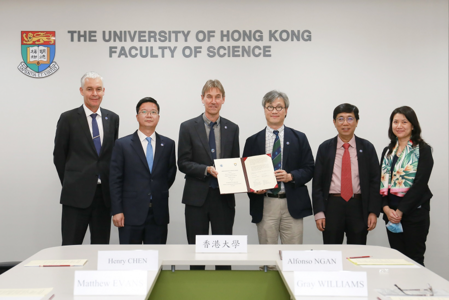 Representatives from LOCPG and HKU From the left - Professor Matthew EVANS, Dean of Faculty of Science, HKU; Dr CHEN Heng, Director of the Department of Educational, Scientific and Technological Affairs of the LOCPG; Professor Gray WILLIAMS, Director of SWIMS, HKU; Professor Alfonso NGAN, Acting Vice-President and Pro-Chancellor (Research), HKU; Professor CHE Chi Ming, Chair Professor and Zhou Guangzhao Professorship in Natural Sciences of Research Division for Chemistry, HKU; Ms Winnie LAI, Deputy Director of China Affairs, HKU.  