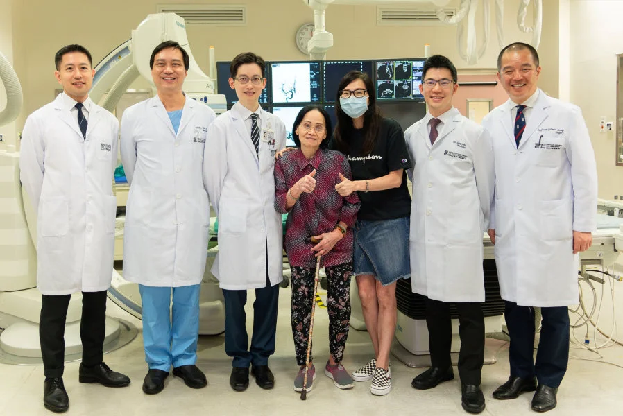 The 84-year-old stroke survivor, Ms Lau, shares that she can quickly return to independent living after the surgery. (From left) Dr Edward Chu Yin-lun, Dr Chan Koon-ho, Dr Kevin Cheng King-fai, stroke survivor Ms Lau and her daughter, Dr Gary Lau Kui-kai and Professor Gilberto Leung Ka-kit.  