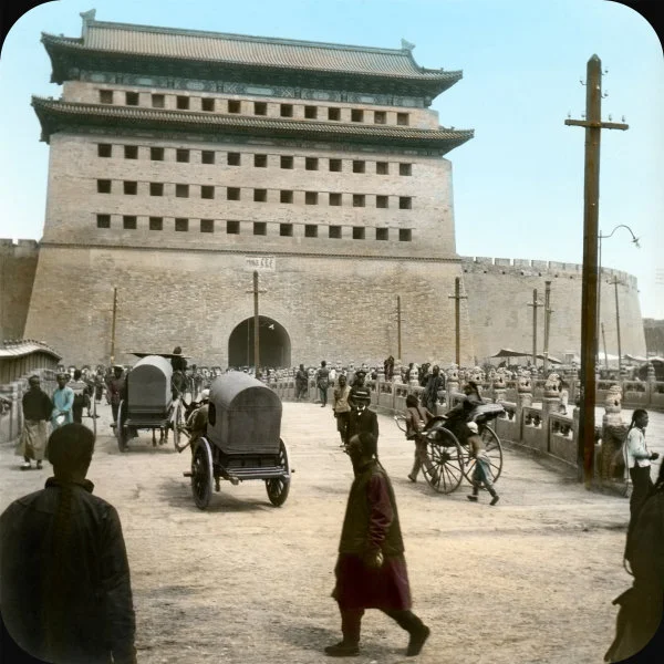 Traffic at the Zhenyangmen (Qianmen) gatehouse Dezső Bozóky Beijing  1908 ©Ferenc Hopp Museum of Asiatic Arts, Budapest 2020