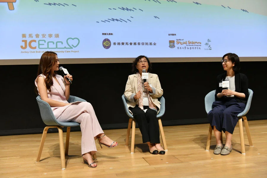 Professor Amy Chow and Dr. Tracy Chen sharing their experience on end-of-life care, as well as answering questions from the audiences.  