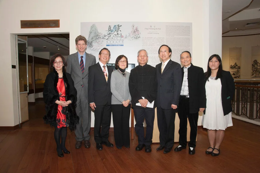 (From left to right) Mrs Yvonne Choi, Chairman of the HKU Museum Society, Dr Florian Knothe, Director of UMAG, Mr Luke Tao, Collection Donors, Ms Julia Tao, Collection Donors, Prof Yunwoon Lee, Museum Expert Adviser (Chinese Painting and Calligraphy) of the Leisure and Cultural Services Department (LCSD),  Prof Wingwah Chan, JP, Deputy Director (Arts and Sciences), Head of Centre for Creative and Performing Arts, HKU SPACE, Mr Chan Yiu Fai, Representative of Wu Liu Art Studio, Dr Sarah Ng, Associate Curator of UMAG