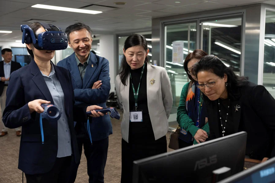 代表團對港大醫學院廣泛應用人工智能在醫學教育方面表示高度肯定，認為有助推動醫學教育的革新與進步。  