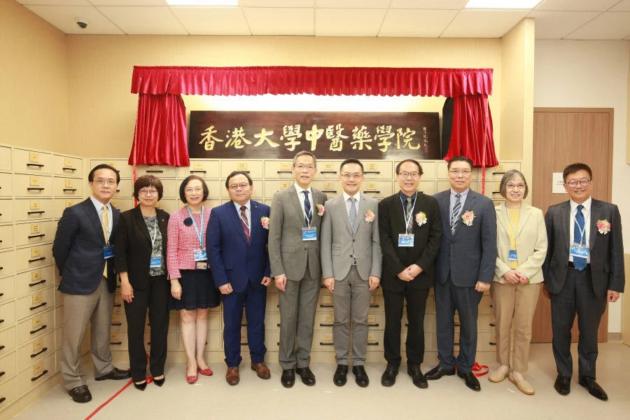 Dr Ronald Lam Man-kin, Director of Health (fifth right), Professor Lau Chak-sing, Dean of HKUMed (fifth left) and Professor Feng Yibin, Director of School of Chinese Medicine, HKUMed (fourth right) officiated the plaque unveiling ceremony for relocation of Clinical Centre of School of Chinese Medicine, HKUMed.  
