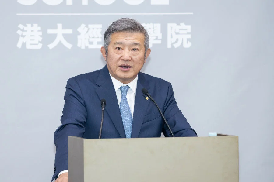 4. Dr Dongsheng Chen, Founder, Chairman and CEO of Taikang Insurance Group delivers a speech.