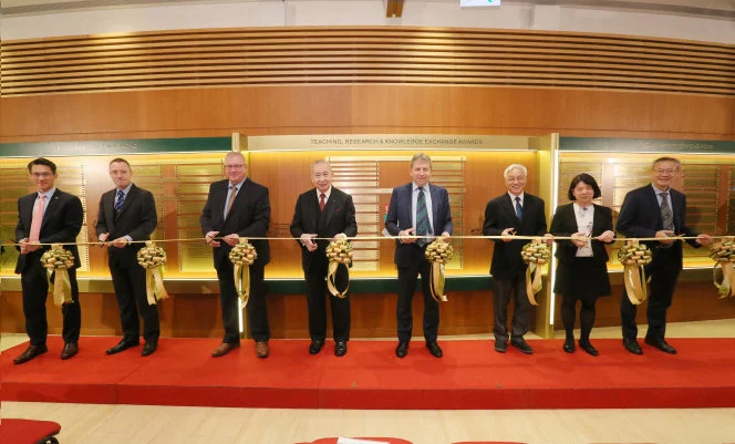 HKU honours academics excelled 
in teaching, research and knowledge exchange
at Plaque of Honour Unveiling Ceremony 
and Award Presentation Ceremony