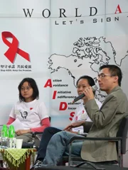 HKU Students Sign Up to fight against AIDS on World AIDS Day