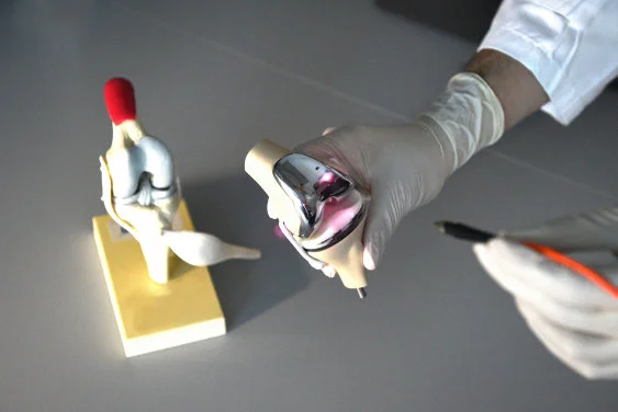 HKUMed innovates photocurrent-responsive coating: 
Cuts bone-to-implant integration time in half to just two weeks