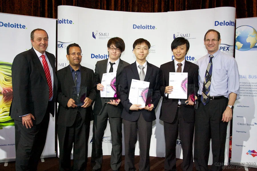 Winning Team (2nd from left): Dr Indranil Bose, Associate Professor of Innovation and Information Management at the School of Business, Liu Han, BBA (IS), Chan Chi Wai, BBA (IS) and Lui Sing Lui, BBA(IBGM)