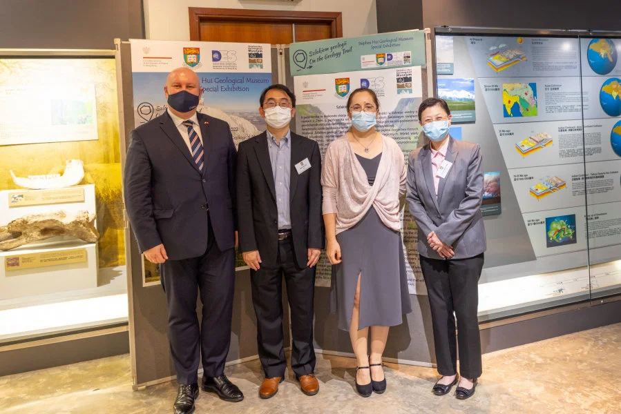 From the left - Dr Aleksander DAŃDA , Consul General of the Republic of Poland in Hong Kong;   Dr Man Hoi LEE, Head of HKU Department; Mrs Dorota DAŃDA of Financial, Cultural and Educational Affairs at Consulate General of Poland in Hong Kong; Professor Vivian Wing-Wah YAM, Dean of Science (Interim).