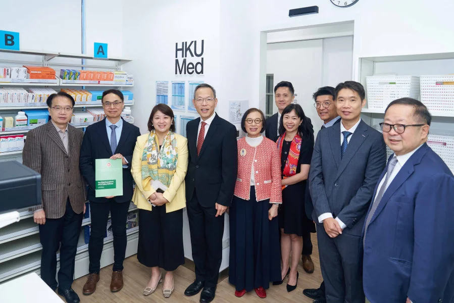 The officiating guests visit the ‘HKUMed Community Pharmacy’.  