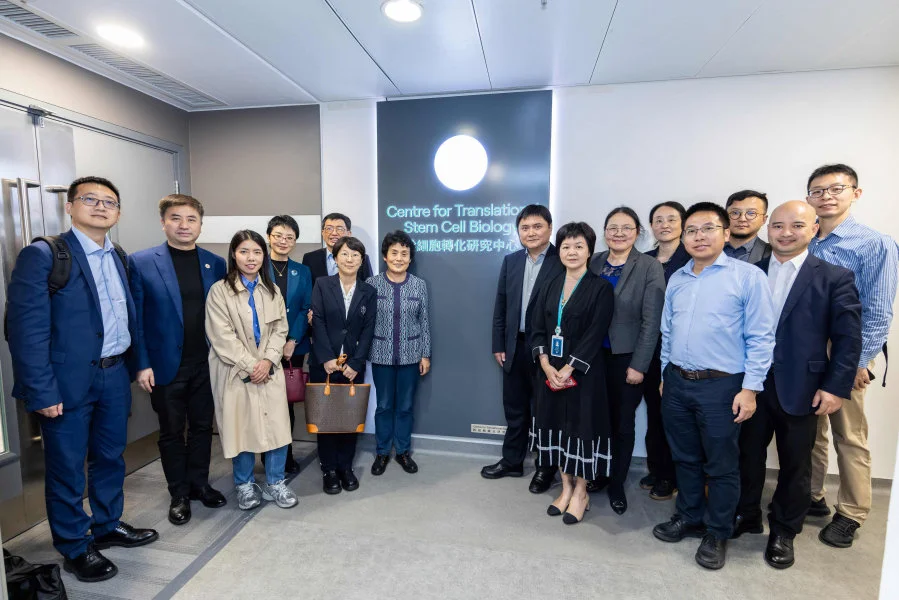 代表團參觀港大醫學院「InnoHK創新香港研發平台」，包括幹細胞轉化研究中心、免疫與感染研究中心，及病毒與疫苗研究中心。  
